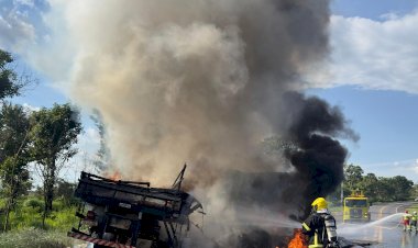 Bombeiros em Uruaçu atendem ocorrência de colisão frontal entre dois caminhões na BR-153