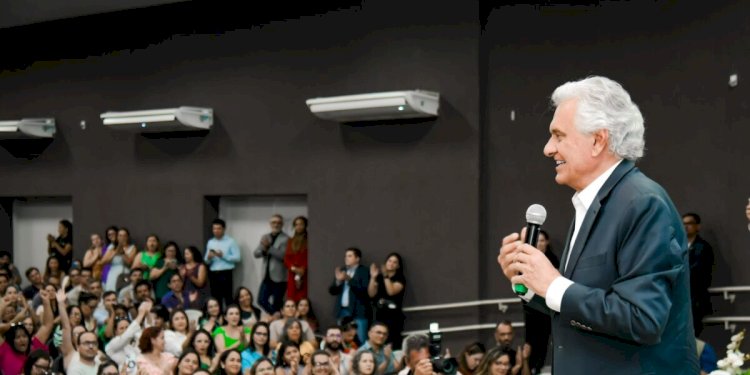Caiado garante piso nacional do magistério a professores temporários