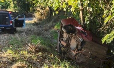 Carro sai da pista e bate em árvore na  GO 330 entre Ouro Verde e Petrolina