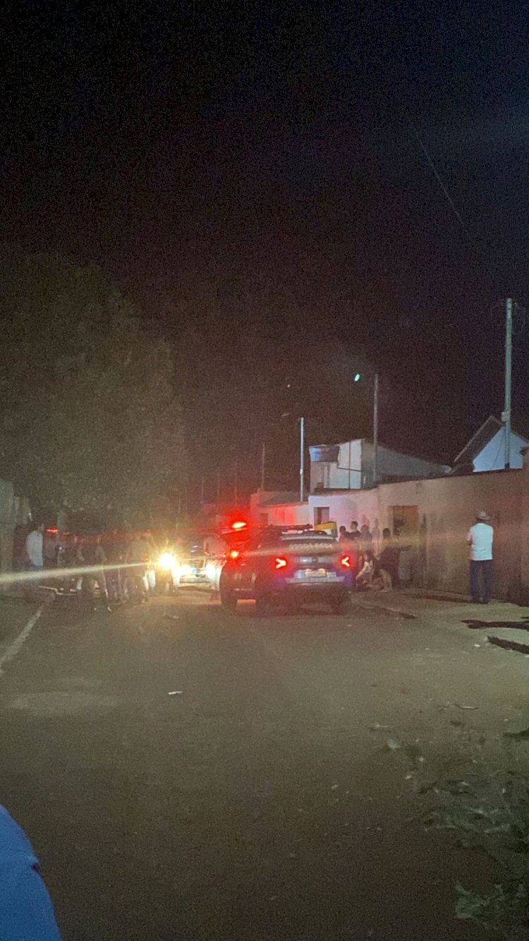 Briga termina com tiroteio e dois baleados em Santa Rosa de Goiás Uma vítima morreu no local e a outra socorrida em estado Gravíssimo Polícia fecha o cerco para prender o autor