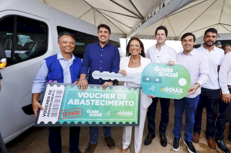 Gracinha e Daniel entregam vans para assistência social nos 246 municípios goianos