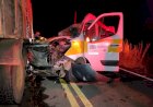 Colisão entre carreta e van escolar deixa cinco mortos na GO-518, em Buriti de Goiás