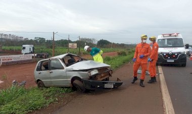 Capotamento na BR-060 deixa um jovem morto e outro ferido